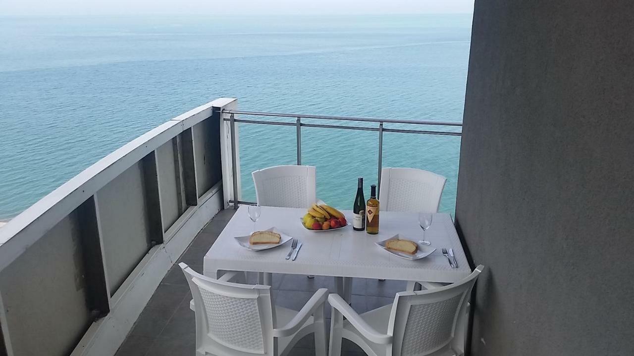 Pure Wellness Sea-View Beluga & Dolphin Luxury Hotel Apartments Batumi Esterno foto