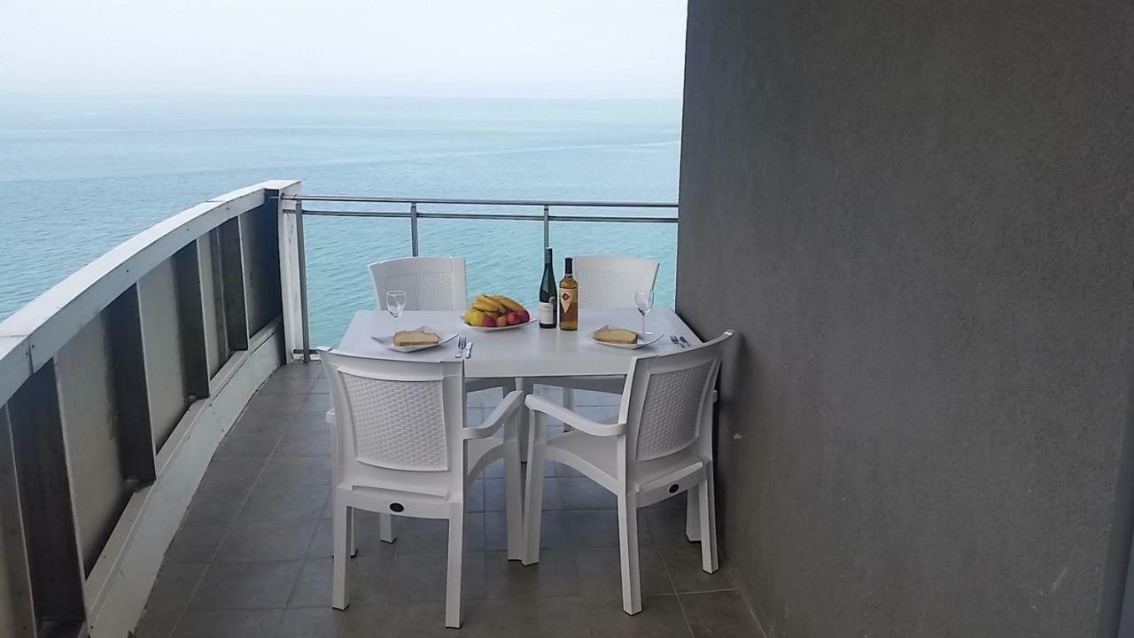 Pure Wellness Sea-View Beluga & Dolphin Luxury Hotel Apartments Batumi Esterno foto